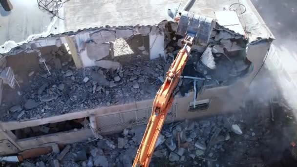 Démantèlement Une Maison Caserne Démolition Une Excavatrice Pour Nouveau Projet — Video