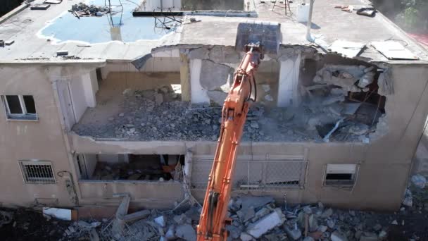 Desmantelamento Uma Casa Escavadeira Demolir Quartéis Para Novo Projeto Construção — Vídeo de Stock