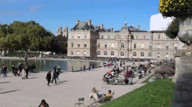 Lüksemburg Sarayı ve Fransa 'nın Paris kentindeki Lüksemburg bahçesinin büyük basını..