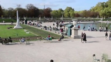 Lüksemburg Sarayı ve Fransa 'nın Paris kentindeki Lüksemburg bahçesinin büyük basını..