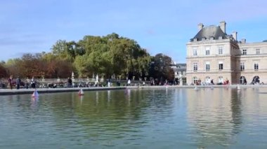 Fransa 'nın başkenti Paris' teki Jardin du Lüksemburg bahçesinin Büyük Bassin 'inde küçük ahşap tekneler yelken açıyor..