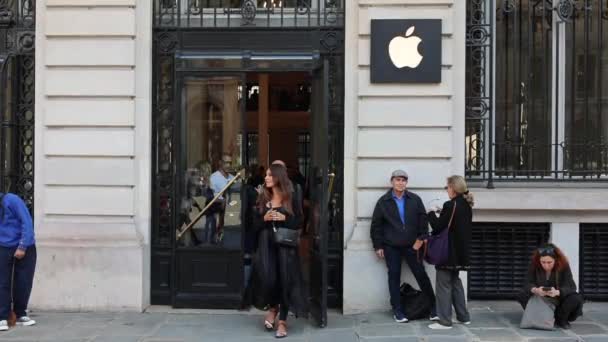 Exteriér Obchodu Apple Chodci Procházejícími Před Obchodem — Stock video