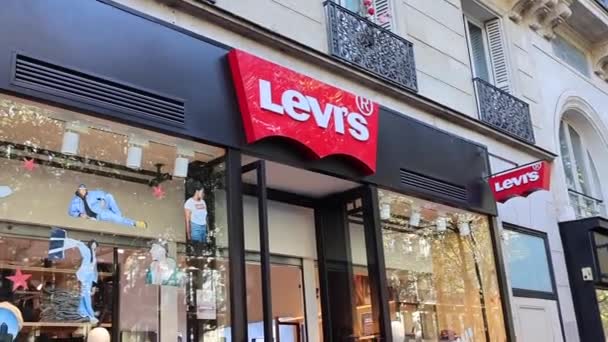 Зовнішня Частина Магазину Левіса Пішоходами Проїжджають Повз Магазин — стокове відео