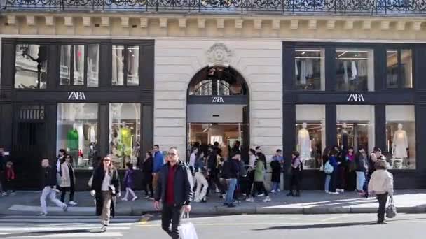 Exterior Zara Store Pedestrians Passing Store — Stock Video