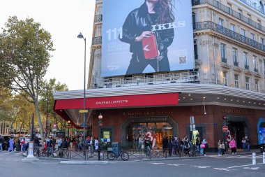 PARIS, FRANCE - 9 EYLÜL 2014: Galeriler Lafayette lüks mağaza dış bina.
