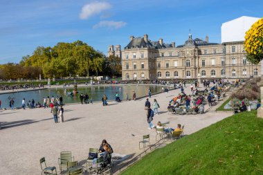 Paris, Fransa - Ekim 2022: Fransa 'nın başkenti Paris' teki Jardin du Lüksemburg 'un Büyük Bassin' inde küçük ahşap tekneler denize açıldı.