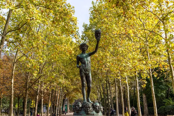 파리의 룩셈부르크 정원에 조각상 — 스톡 사진