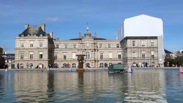 フランスのパリにあるリュクサンブール庭園のグランドバッサンに航海する小さな木製のボート — ストック動画