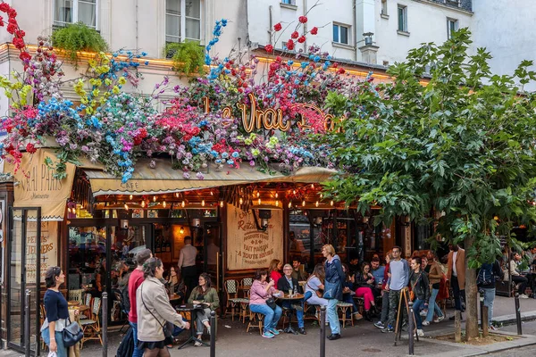 Типова Французька Вулиця Районі Монмартр Кафе Ресторанами Художніми Галереями — стокове фото
