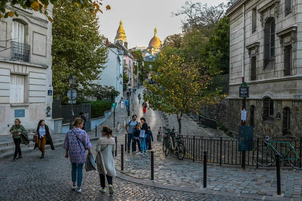 蒙特马特区典型的法国街道 有咖啡馆 餐馆和美术馆 — 图库照片