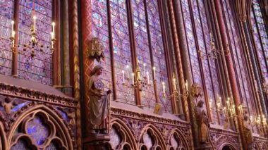 Saint Chapelle 'in lekeli camları 13. Paris, Fransa' daki eski bir ortaçağ kilisesi..