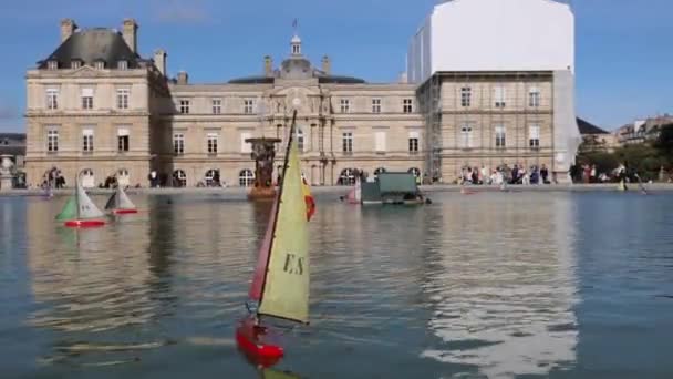 フランス パリ2022年10月 フランス パリのリュクサンブール庭園大聖堂を航行する小型木製ボート — ストック動画