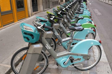 Paris, Fransa. 26 Ekim 2022: Sokakta self-servis kiralama amaçlı bir dizi elektrikli bisiklet. 