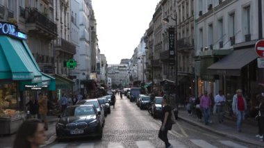 Montmartre bölgesinde kafeler, restoranlar ve sanat galerileri olan tipik bir Fransız caddesi..