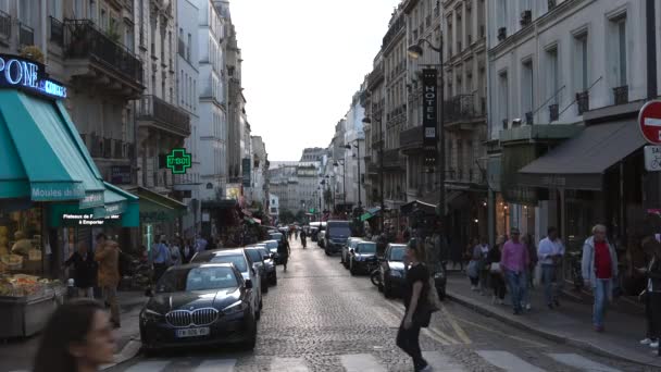 Типичная Французская Улица Районе Монмартр Кафе Ресторанами Художественными Галереями — стоковое видео