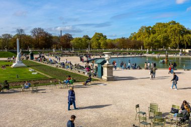 Paris, Fransa - Ekim 2022: Fransa 'nın başkenti Paris' teki Jardin du Lüksemburg 'un Büyük Bassin' inde küçük ahşap tekneler denize açıldı.