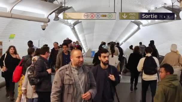 Paris Frankrike Oktober 2022 Människor Vid Tunnelbanestationen Paris — Stockvideo