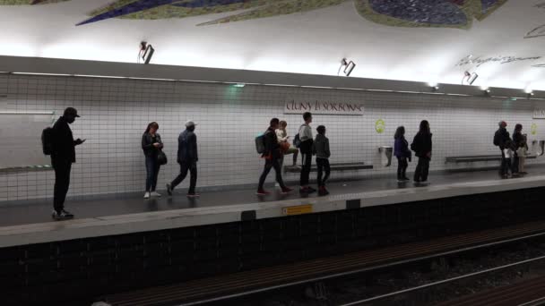 Παρισι Γαλλια Οκτωβριου 2022 Άνθρωποι Στο Σταθμό Του Μετρό Στο — Αρχείο Βίντεο