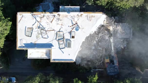 Dismantling House Excavator Demolishing Barracks New Construction Project — Stock Video