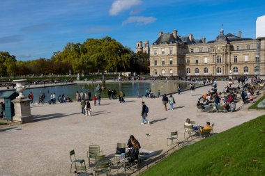 Paris, Fransa - Ekim 2022: Fransa 'nın başkenti Paris' teki Jardin du Lüksemburg 'un Büyük Bassin' inde küçük ahşap tekneler denize açıldı.