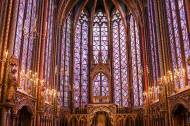 Saint Chapelle 'in lekeli camları 13. Paris, Fransa' daki eski bir ortaçağ kilisesi..