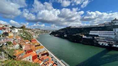 Porto, Portekiz 'in eski bir kasabası. Renkli evleri, Douro nehri ve tekneleri olan ribeira hava sahası manzarası..