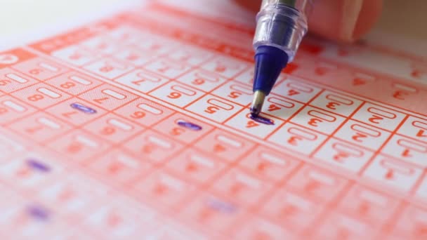 Membuat Prediksi Dengan Memilih Angka Pada Tiket Lotto — Stok Video