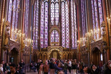 Saint Chapelle 'in lekeli camları 13. Paris, Fransa' daki eski bir ortaçağ kilisesi..