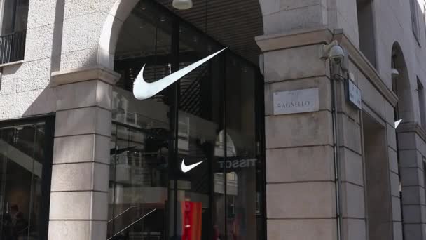 Κατάστημα Nike Factory Στο Μιλάνο Εμπορικό Δρόμο — Αρχείο Βίντεο