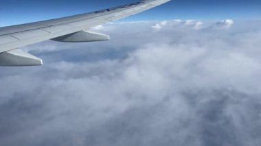 Uçmak ve seyahat etmek, bir uçak penceresinden manzara.