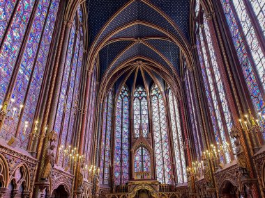 Saint Chapelle 'in lekeli camları 13. Paris, Fransa' daki eski bir ortaçağ kilisesi..