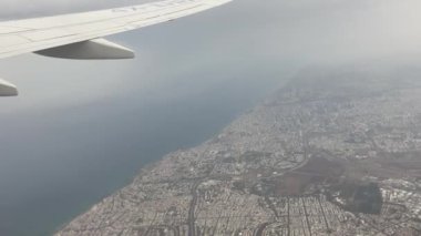 Uçmak ve seyahat etmek, bir uçak penceresinden manzara.