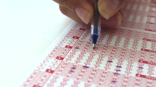 Membuat Prediksi Dengan Memilih Angka Pada Tiket Lotto — Stok Video