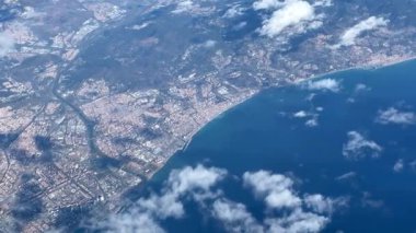 Bulutların üstünde mavi gökyüzü olan uçak penceresinden hava manzarası. 