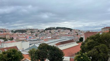 Lizbon, Portekiz - 22 Nisan 2022: Lizbon, Portekiz 'in panoramik manzarası.