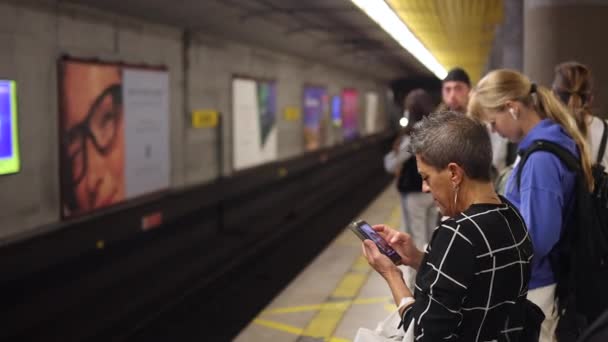 Пасажири Використовують Мобільні Телефони Метро Хвилину Прибуття Метро — стокове відео