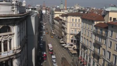 Milano 'daki Duomo Meydanı' nın yakınındaki caddelerden birinin üstünden ana yola bak..