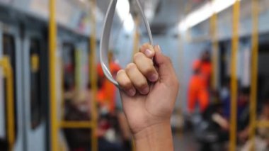 Trende el ele tutuşan insanlar. Kesme yolu. 