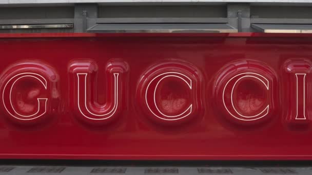 Gucci标志在街上的墙上有标识 — 图库视频影像