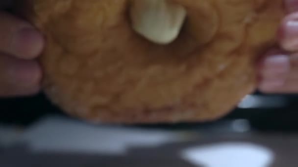 Een Jongen Eet Een Donut Met Room Een Café — Stockvideo