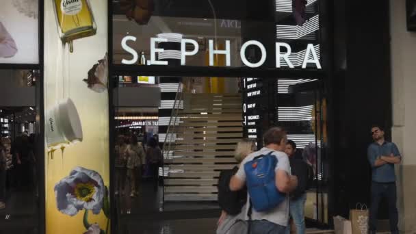 猜猜看商店人们走过Sefhora商店 — 图库视频影像