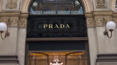 PRADA mağazası. İnsanlar PRADA mağazasının önünden geçiyor.