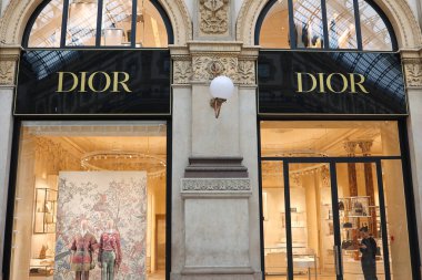 Dior mağazası. İnsanlar DIOR mağazasının önünden geçiyor..