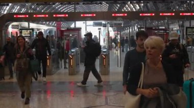 İnsanlar ana tren peronunda yürüyorlar..