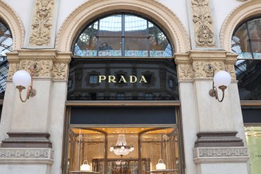 PRADA mağazası. İnsanlar PRADA mağazasının önünden geçiyor.