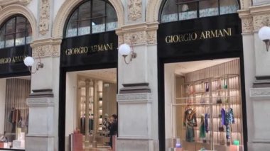 İnsanlar Giorgio Armani mağazasının önünden geçiyor..