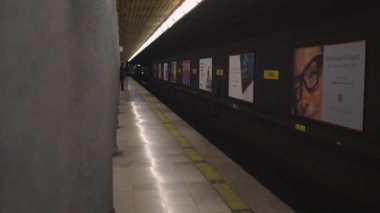Akşam geç saatlerde metro istasyonuna bir tramvay gelir..