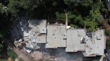  Şehir Yenilenmesi. Yeni inşaat için bir binanın yıkımı. Bir evin sökülmesi.