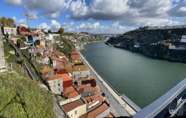 Porto, Portekiz 'in eski bir kasabası. Renkli evleri, Douro nehri ve tekneleri olan ribeira hava sahası manzarası..