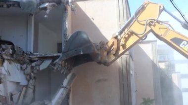  Şehir Yenilenmesi. Yeni inşaat için bir binanın yıkımı. Bir evin sökülmesi.